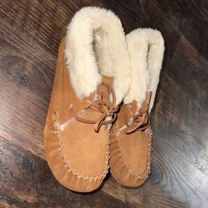 So suede moccasins Sherpa line Shoes Slippers Rubber Shoes Size 9 New Flats